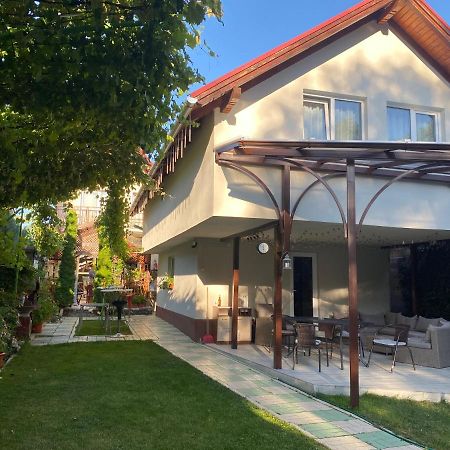 Hotel Casa Lucky à Rîşnov Extérieur photo