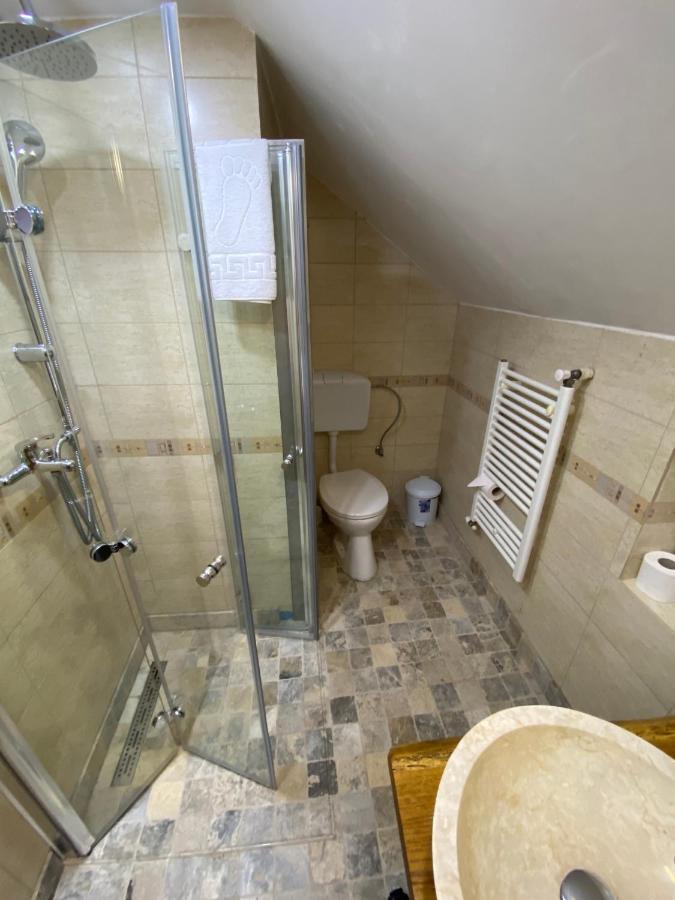 Hotel Casa Lucky à Rîşnov Extérieur photo