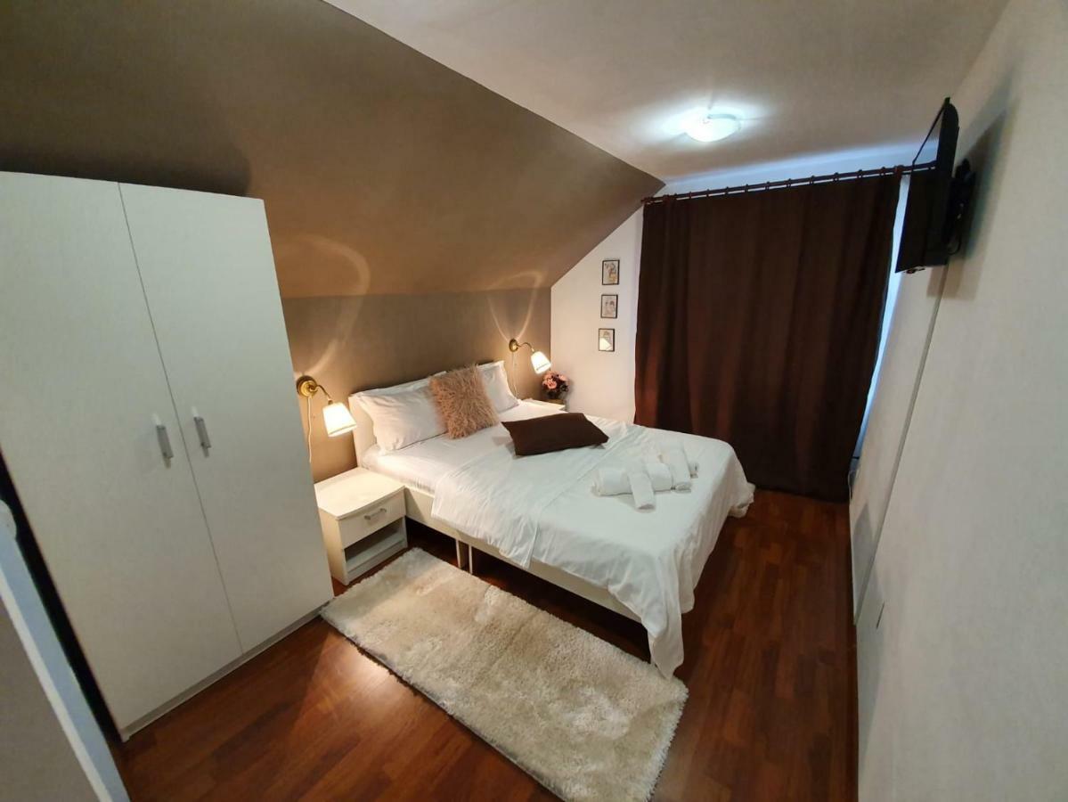 Hotel Casa Lucky à Rîşnov Extérieur photo
