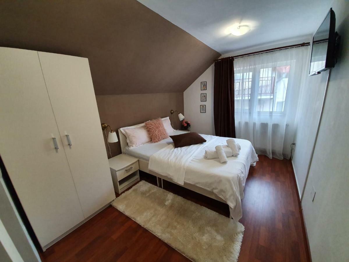Hotel Casa Lucky à Rîşnov Extérieur photo