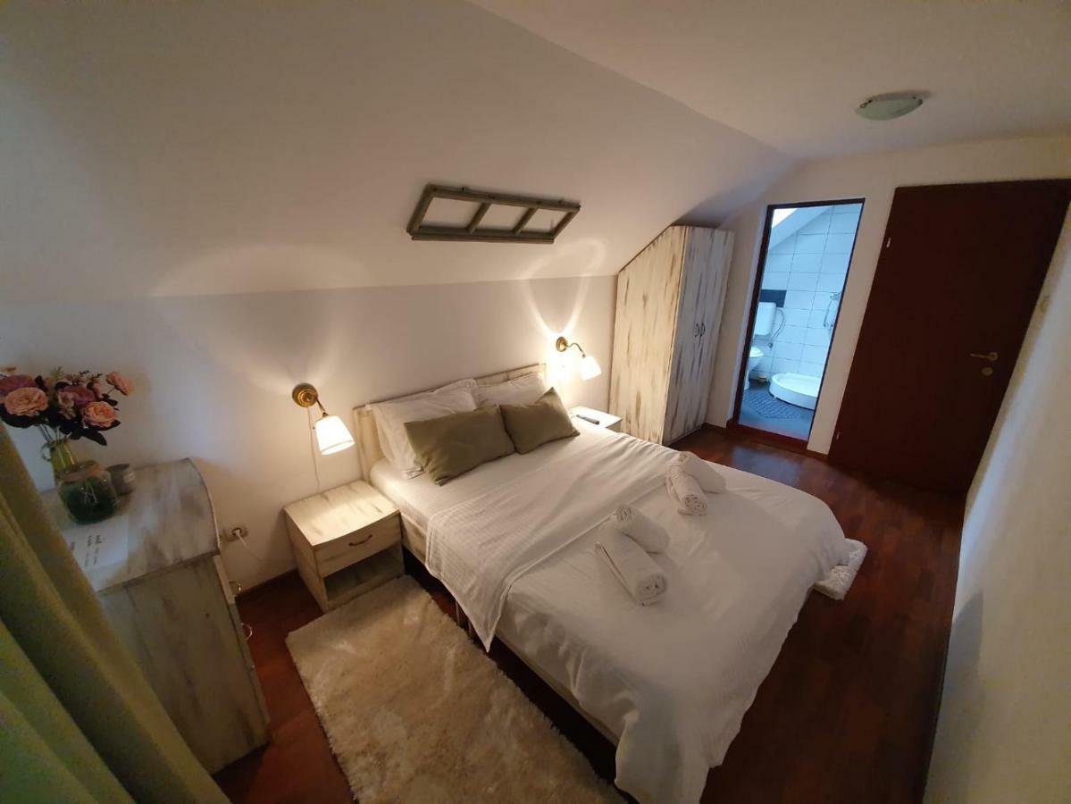 Hotel Casa Lucky à Rîşnov Extérieur photo