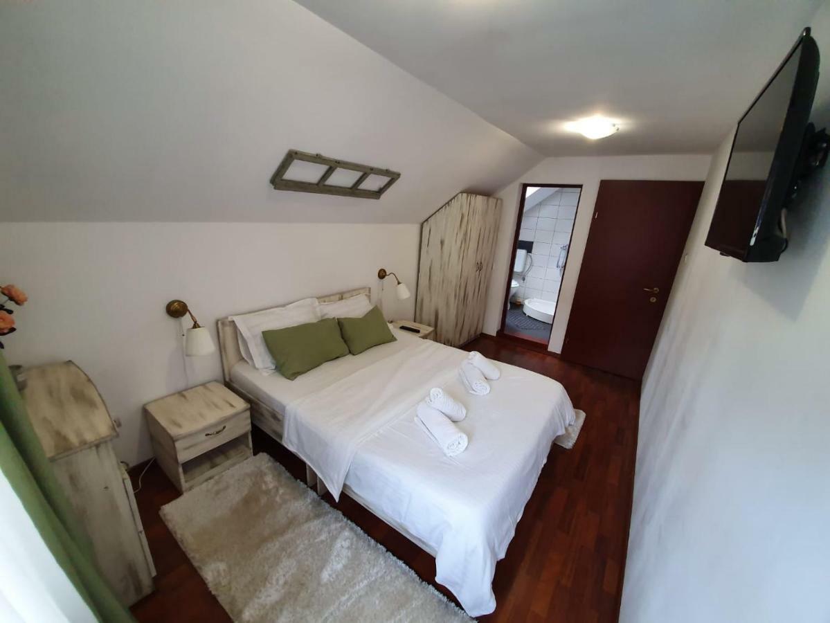 Hotel Casa Lucky à Rîşnov Extérieur photo