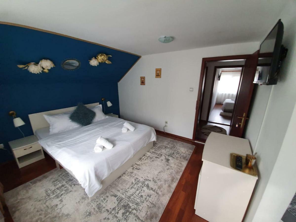 Hotel Casa Lucky à Rîşnov Extérieur photo