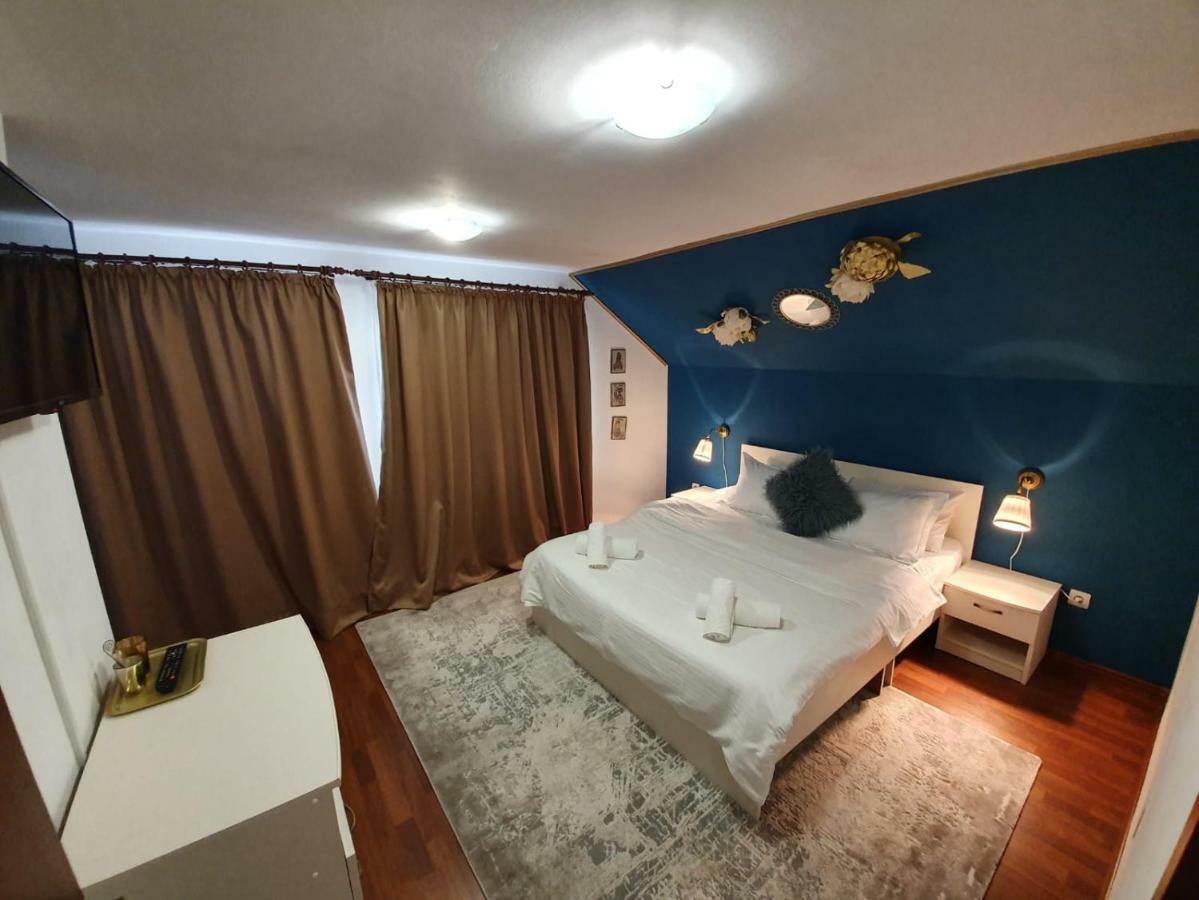 Hotel Casa Lucky à Rîşnov Extérieur photo